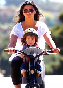 3-CAMILA-ALVES-EN-BICI-737x1024   